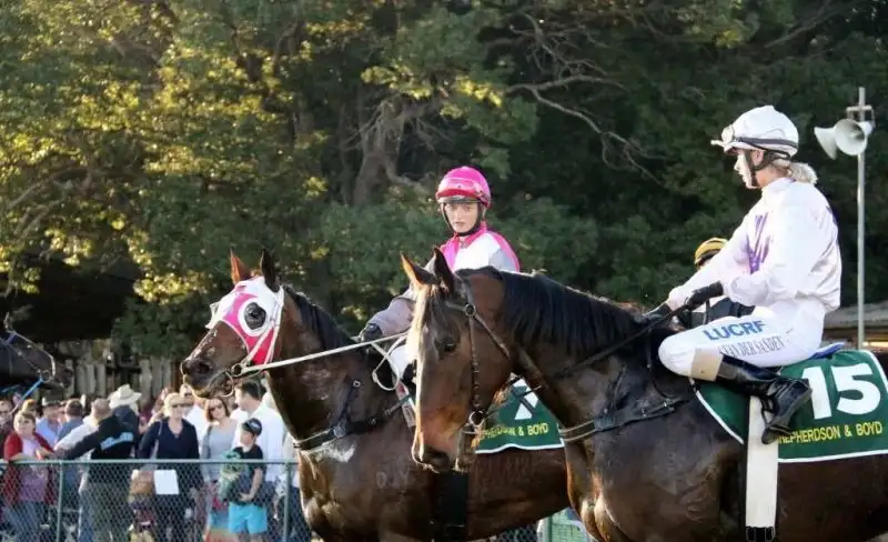 esk races-waiting for the judge (1024x668)-lr